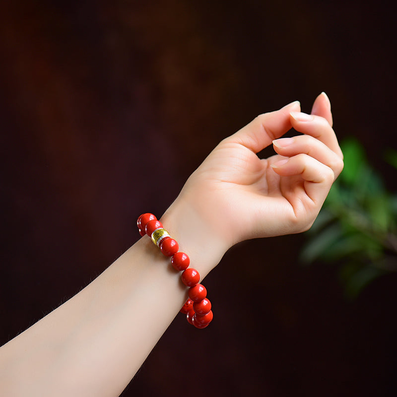 Armband aus Kunstharz in Zinnoberrot mit graviertem Messinganhänger 